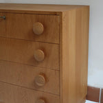 commode scandinave chêne clair poignées rondes danemark années 70 design nordique