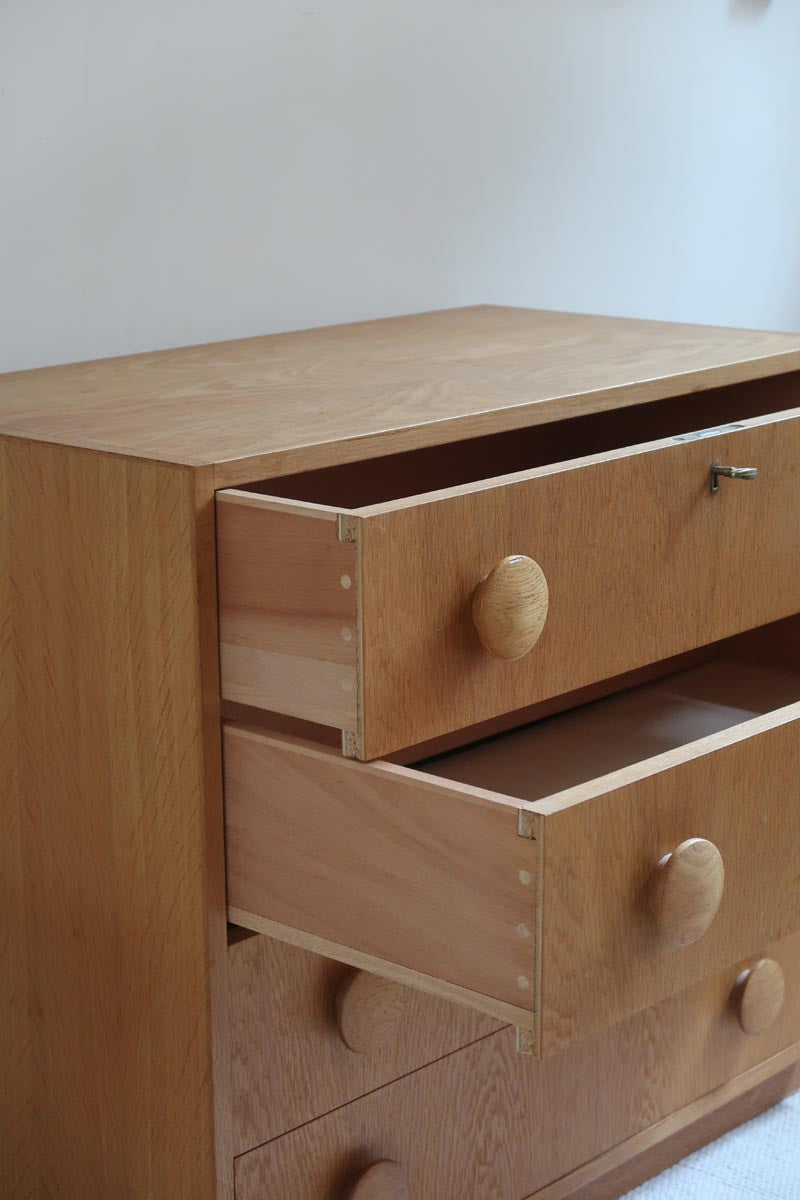 commode scandinave chêne clair poignées rondes danemark années 70 design nordique