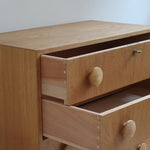 commode scandinave chêne clair poignées rondes danemark années 70 design nordique