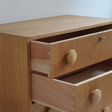 commode scandinave chêne clair poignées rondes danemark années 70 design nordique