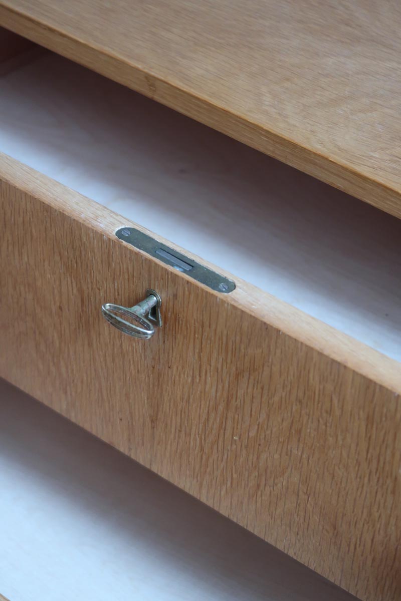 commode scandinave chêne clair poignées rondes danemark années 70 design nordique