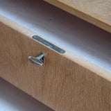 commode scandinave chêne clair poignées rondes danemark années 70 design nordique