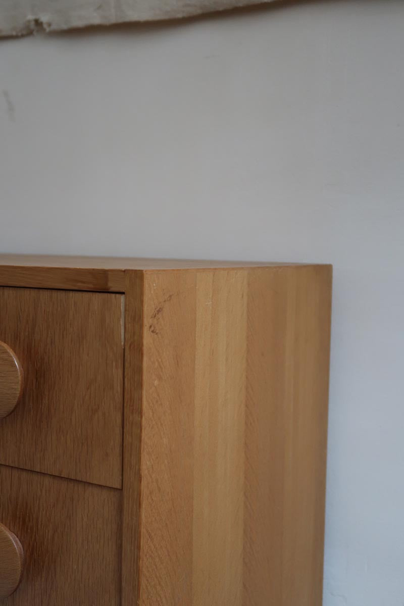 commode scandinave chêne clair poignées rondes danemark années 70 design nordique