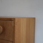 commode scandinave chêne clair poignées rondes danemark années 70 design nordique