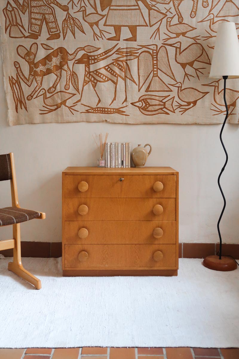 commode scandinave chêne clair poignées rondes danemark années 70 design nordique