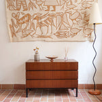 Commode vintage 3 tiroirs en teck années 60, façades pleines à prise de main creusée, piétement fin en métal laqué noir, style scandinave