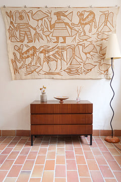 Commode vintage 3 tiroirs en teck années 60, façades pleines à prise de main creusée, piétement fin en métal laqué noir, style scandinave