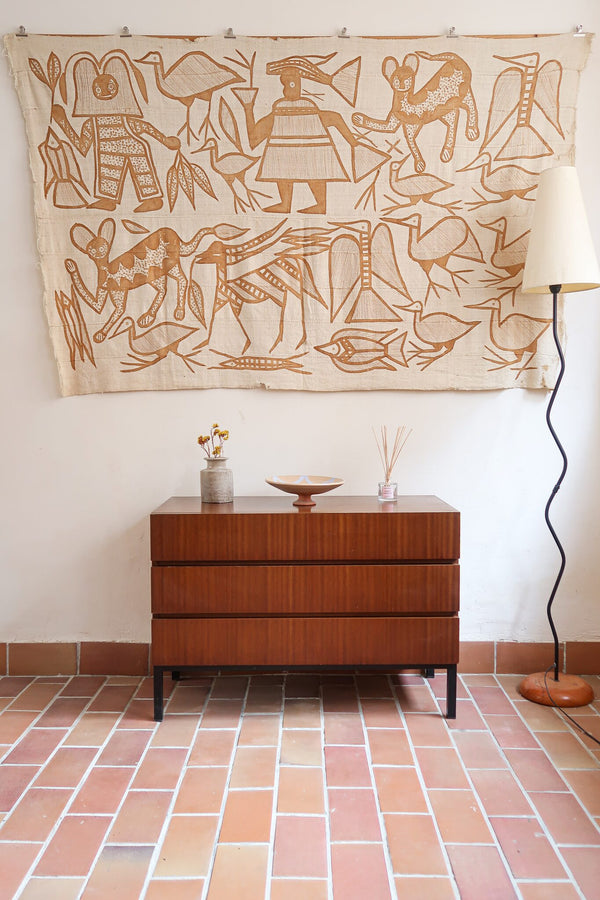Commode vintage 3 tiroirs en teck années 60, façades pleines à prise de main creusée, piétement fin en métal laqué noir, style scandinave