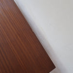 Commode vintage 3 tiroirs en teck années 60, façades pleines à prise de main creusée, piétement fin en métal laqué noir, style scandinave