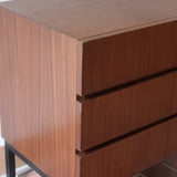 Commode vintage 3 tiroirs en teck années 60, façades pleines à prise de main creusée, piétement fin en métal laqué noir, style scandinave