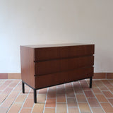Commode vintage 3 tiroirs en teck années 60, façades pleines à prise de main creusée, piétement fin en métal laqué noir, style scandinave