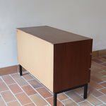 Commode vintage 3 tiroirs en teck années 60, façades pleines à prise de main creusée, piétement fin en métal laqué noir, style scandinave