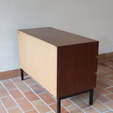 Commode vintage 3 tiroirs en teck années 60, façades pleines à prise de main creusée, piétement fin en métal laqué noir, style scandinave