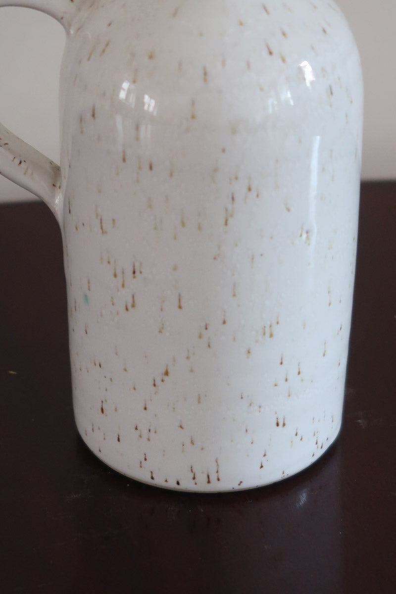 Cruchon grès émaillé Graessel Potiers d'Alsace vintage, blanc cassé moucheté brun effet pierre, anse arrondie, signature gravée, artisanat alsacien