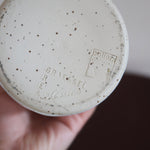 Cruchon grès émaillé Graessel Potiers d'Alsace vintage, blanc cassé moucheté brun effet pierre, anse arrondie, signature gravée, artisanat alsacien