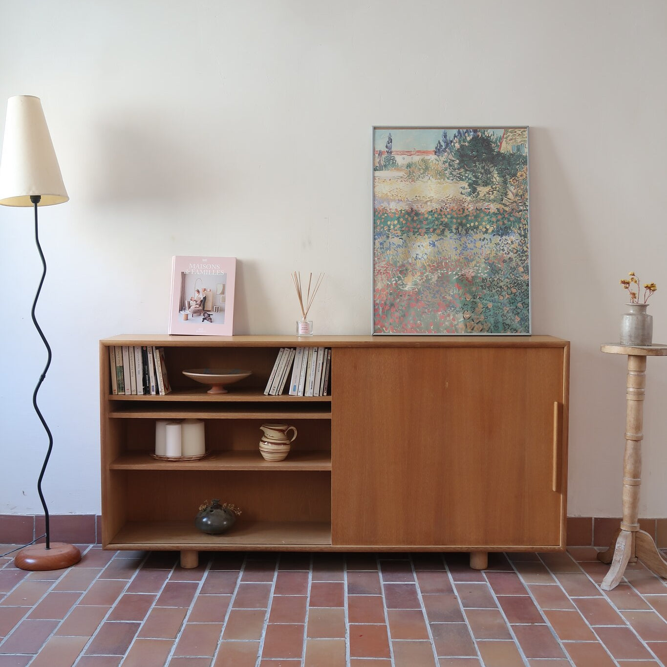 Enfilade scandinave vintage en chêne clair, porte coulissante à poignée gorge, étagères ouvertes à hauteur modulable, petits pieds ronds, faible profondeur 33 cm