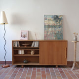 Enfilade scandinave vintage en chêne clair, porte coulissante à poignée gorge, étagères ouvertes à hauteur modulable, petits pieds ronds, faible profondeur 33 cm