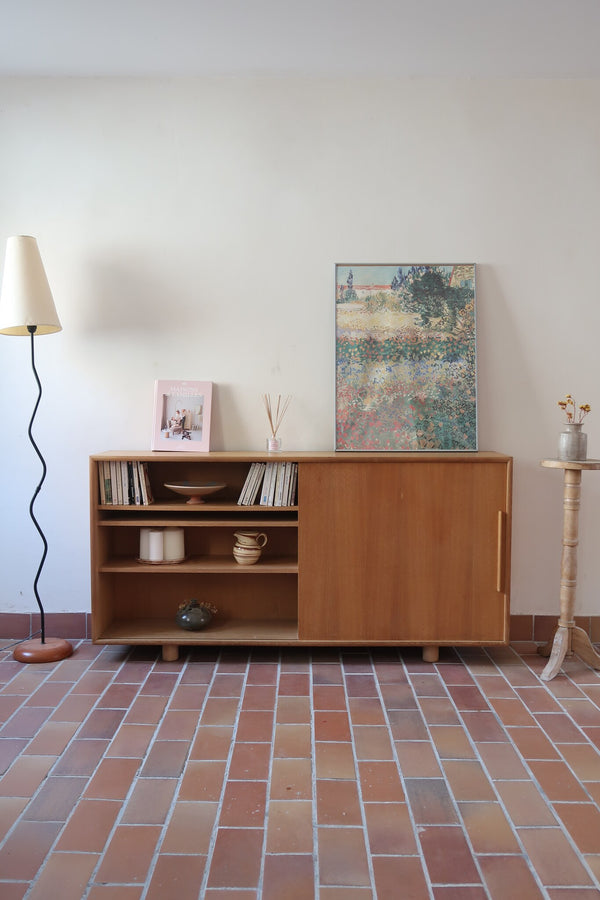 Enfilade scandinave vintage en chêne clair, porte coulissante à poignée gorge, étagères ouvertes à hauteur modulable, petits pieds ronds, faible profondeur 33 cm