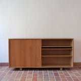 Enfilade scandinave vintage en chêne clair, porte coulissante à poignée gorge, étagères ouvertes à hauteur modulable, petits pieds ronds, faible profondeur 33 cm