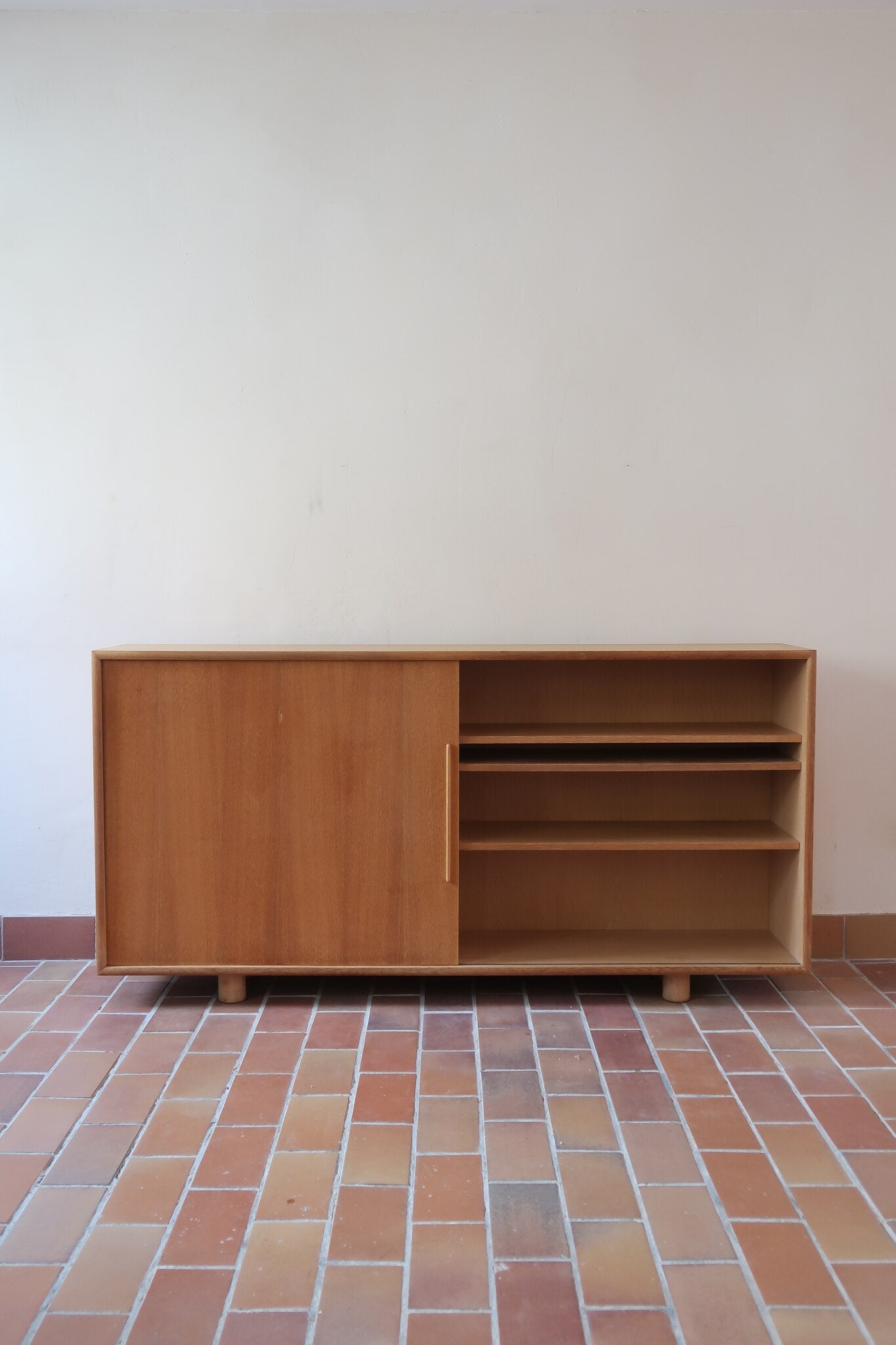 Enfilade scandinave vintage en chêne clair, porte coulissante à poignée gorge, étagères ouvertes à hauteur modulable, petits pieds ronds, faible profondeur 33 cm