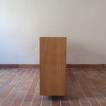 Enfilade scandinave vintage en chêne clair, porte coulissante à poignée gorge, étagères ouvertes à hauteur modulable, petits pieds ronds, faible profondeur 33 cm