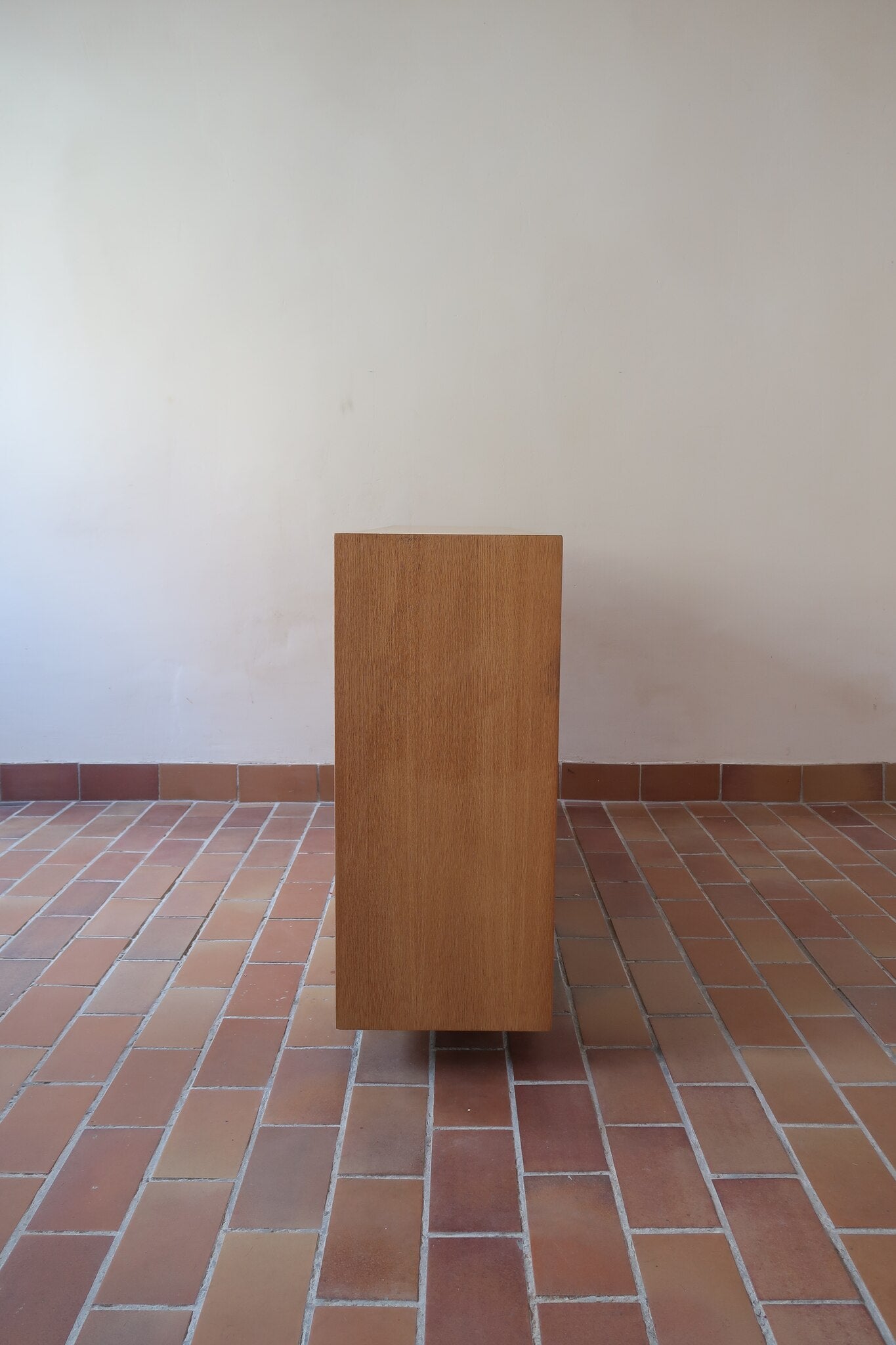 Enfilade scandinave vintage en chêne clair, porte coulissante à poignée gorge, étagères ouvertes à hauteur modulable, petits pieds ronds, faible profondeur 33 cm