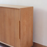 Enfilade scandinave vintage en chêne clair, porte coulissante à poignée gorge, étagères ouvertes à hauteur modulable, petits pieds ronds, faible profondeur 33 cm