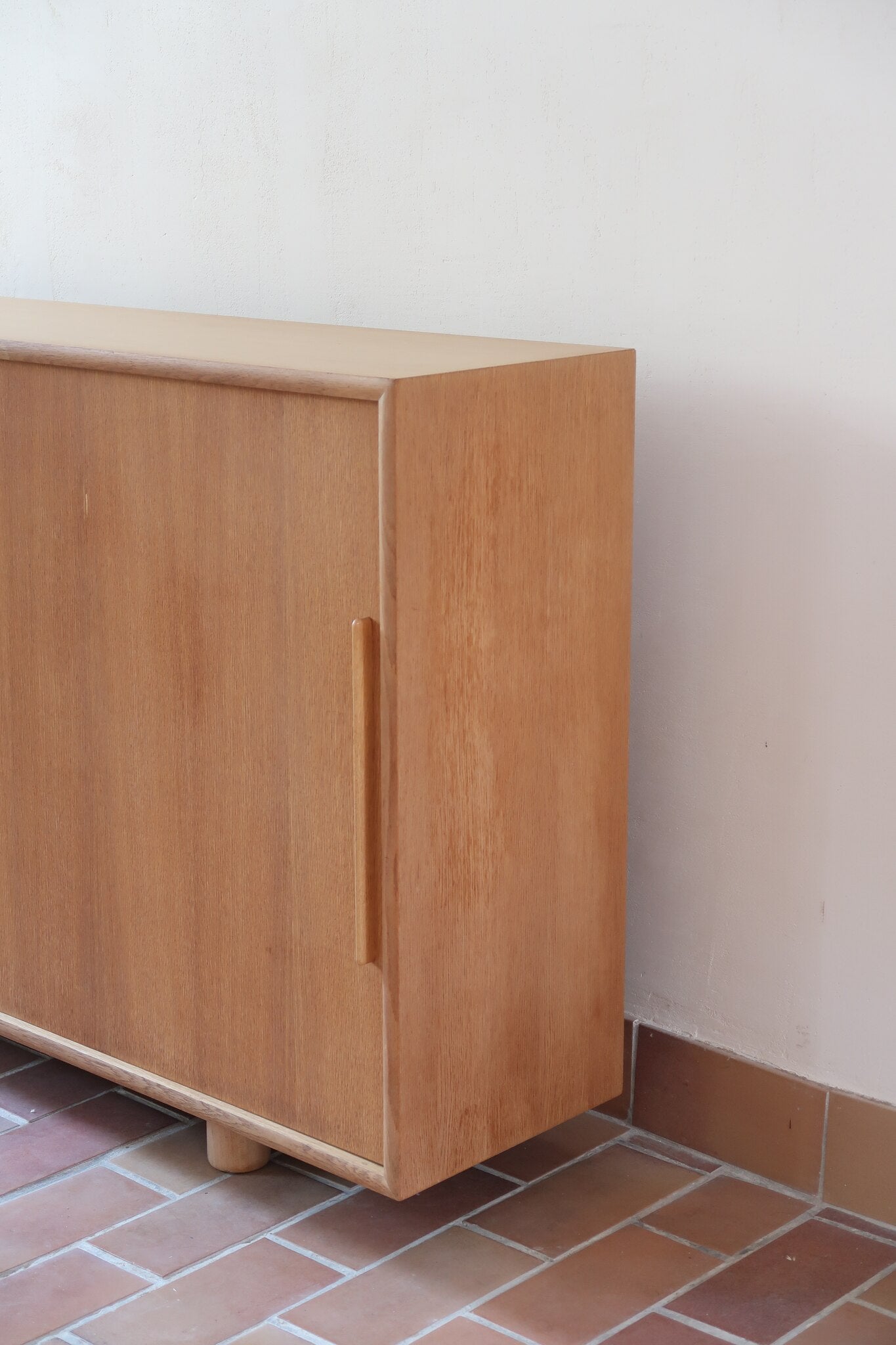 Enfilade scandinave vintage en chêne clair, porte coulissante à poignée gorge, étagères ouvertes à hauteur modulable, petits pieds ronds, faible profondeur 33 cm