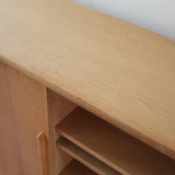 Enfilade scandinave vintage en chêne clair, porte coulissante à poignée gorge, étagères ouvertes à hauteur modulable, petits pieds ronds, faible profondeur 33 cm