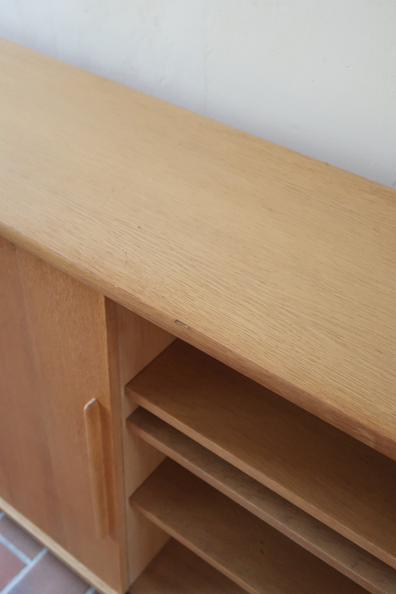 Enfilade scandinave vintage en chêne clair, porte coulissante à poignée gorge, étagères ouvertes à hauteur modulable, petits pieds ronds, faible profondeur 33 cm