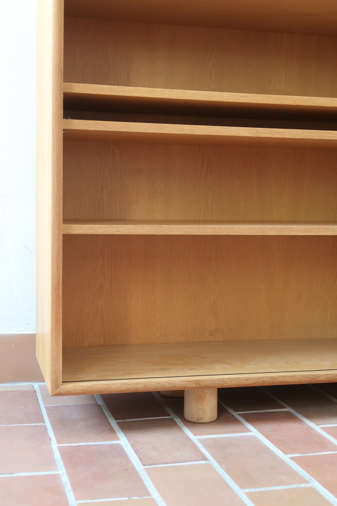 Enfilade scandinave vintage en chêne clair, porte coulissante à poignée gorge, étagères ouvertes à hauteur modulable, petits pieds ronds, faible profondeur 33 cm