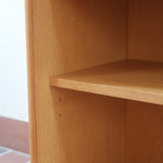 Enfilade scandinave vintage en chêne clair, porte coulissante à poignée gorge, étagères ouvertes à hauteur modulable, petits pieds ronds, faible profondeur 33 cm