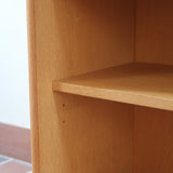 Enfilade scandinave vintage en chêne clair, porte coulissante à poignée gorge, étagères ouvertes à hauteur modulable, petits pieds ronds, faible profondeur 33 cm