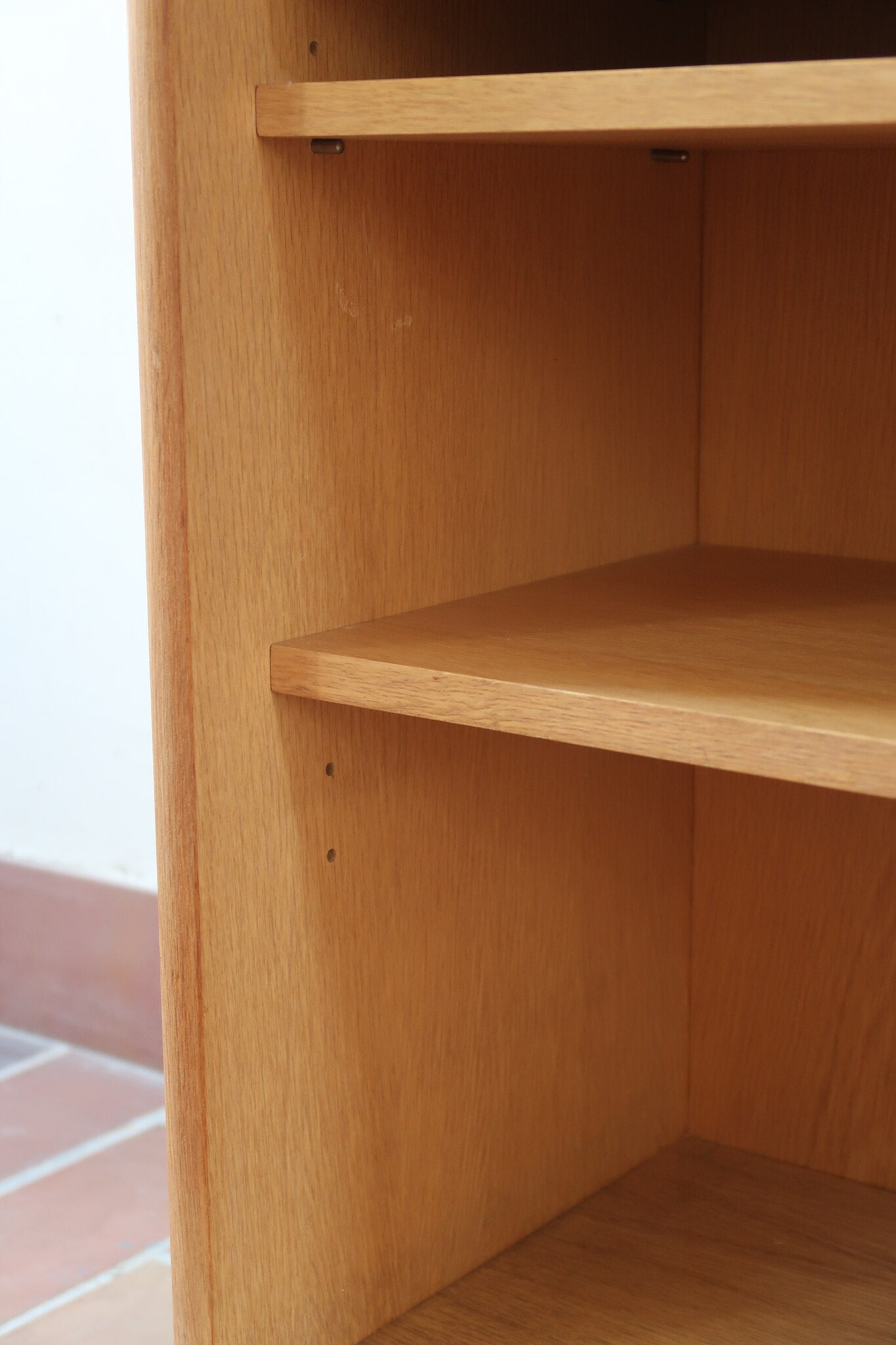 Enfilade scandinave vintage en chêne clair, porte coulissante à poignée gorge, étagères ouvertes à hauteur modulable, petits pieds ronds, faible profondeur 33 cm