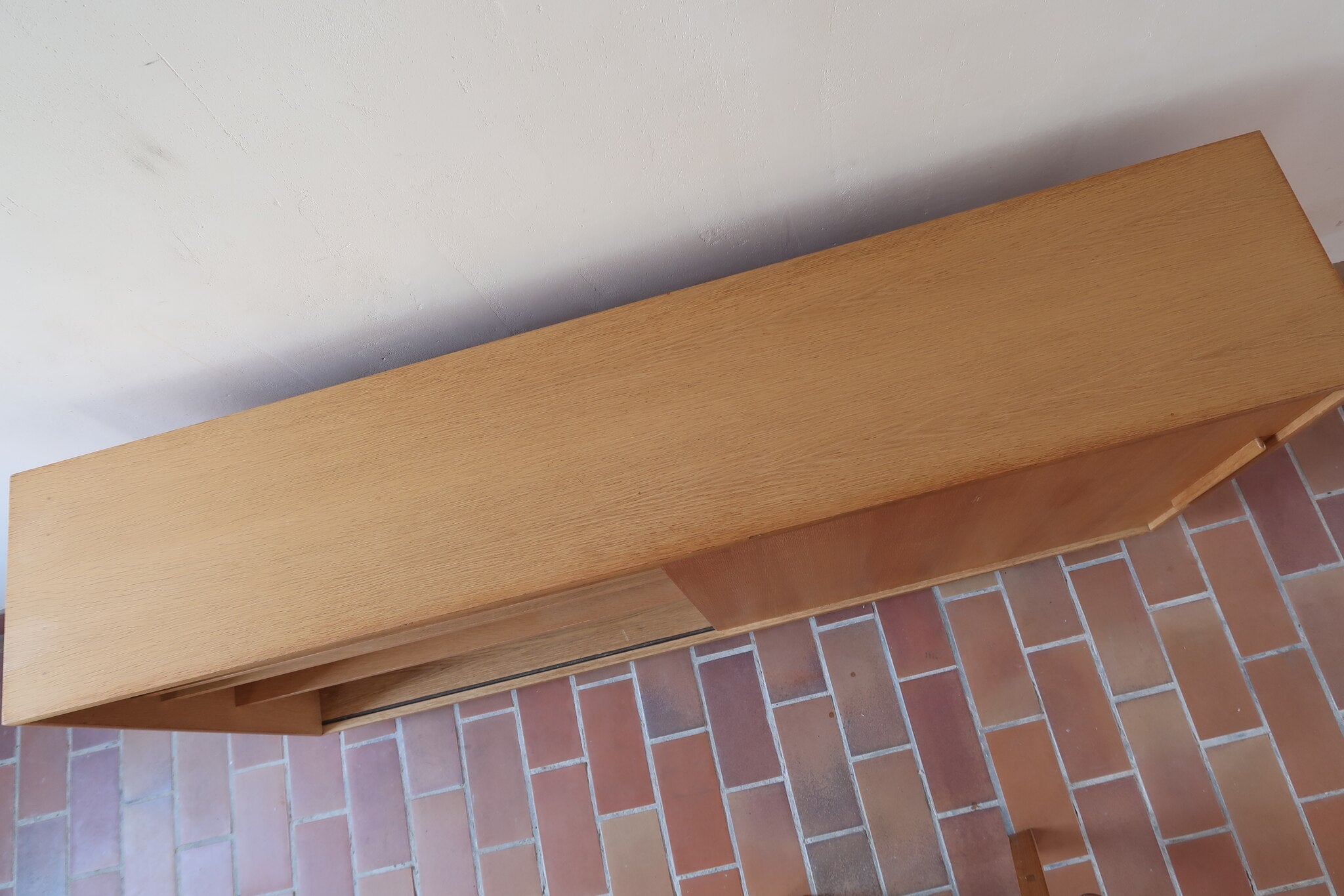 Enfilade scandinave vintage en chêne clair, porte coulissante à poignée gorge, étagères ouvertes à hauteur modulable, petits pieds ronds, faible profondeur 33 cm