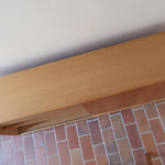 Enfilade scandinave vintage en chêne clair, porte coulissante à poignée gorge, étagères ouvertes à hauteur modulable, petits pieds ronds, faible profondeur 33 cm