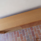 Enfilade scandinave vintage en chêne clair, porte coulissante à poignée gorge, étagères ouvertes à hauteur modulable, petits pieds ronds, faible profondeur 33 cm