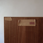Enfilade scandinave vintage en chêne clair, porte coulissante à poignée gorge, étagères ouvertes à hauteur modulable, petits pieds ronds, faible profondeur 33 cm