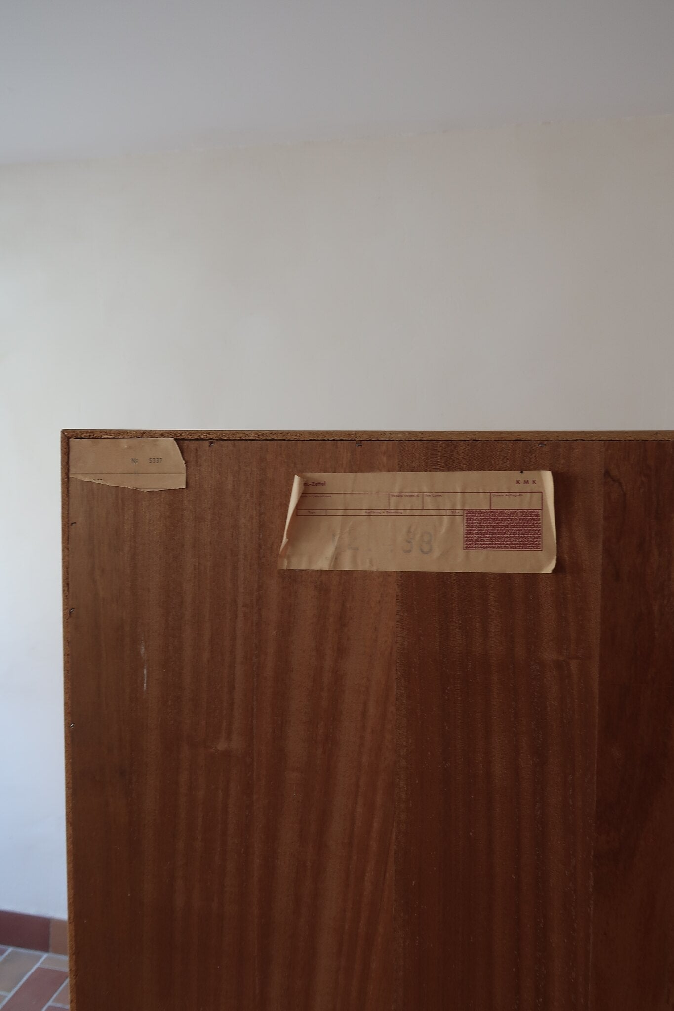 Enfilade scandinave vintage en chêne clair, porte coulissante à poignée gorge, étagères ouvertes à hauteur modulable, petits pieds ronds, faible profondeur 33 cm