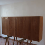 Enfilade scandinave vintage en chêne clair, porte coulissante à poignée gorge, étagères ouvertes à hauteur modulable, petits pieds ronds, faible profondeur 33 cm