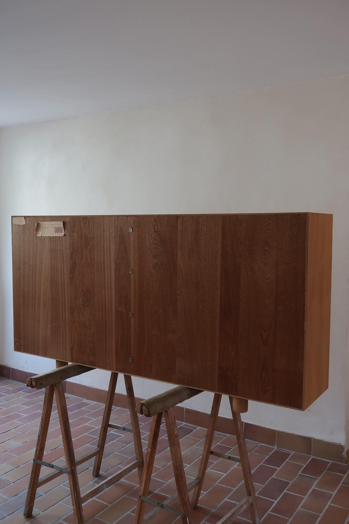 Enfilade scandinave vintage en chêne clair, porte coulissante à poignée gorge, étagères ouvertes à hauteur modulable, petits pieds ronds, faible profondeur 33 cm