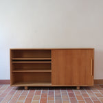 Enfilade scandinave vintage en chêne clair, porte coulissante à poignée gorge, étagères ouvertes à hauteur modulable, petits pieds ronds, faible profondeur 33 cm