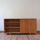 Enfilade scandinave vintage en chêne clair, porte coulissante à poignée gorge, étagères ouvertes à hauteur modulable, petits pieds ronds, faible profondeur 33 cm