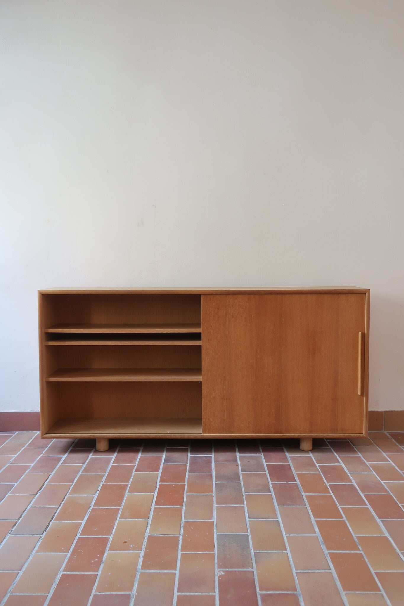 Enfilade scandinave vintage en chêne clair, porte coulissante à poignée gorge, étagères ouvertes à hauteur modulable, petits pieds ronds, faible profondeur 33 cm