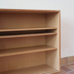 Enfilade scandinave vintage en chêne clair, porte coulissante à poignée gorge, étagères ouvertes à hauteur modulable, petits pieds ronds, faible profondeur 33 cm