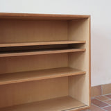 Enfilade scandinave vintage en chêne clair, porte coulissante à poignée gorge, étagères ouvertes à hauteur modulable, petits pieds ronds, faible profondeur 33 cm