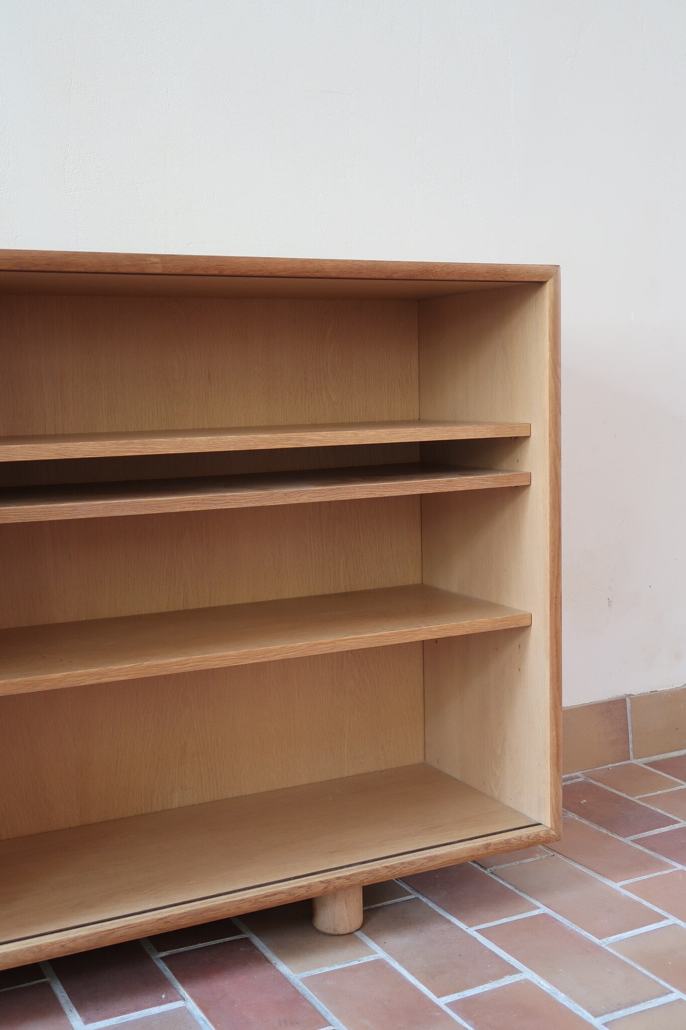 Enfilade scandinave vintage en chêne clair, porte coulissante à poignée gorge, étagères ouvertes à hauteur modulable, petits pieds ronds, faible profondeur 33 cm