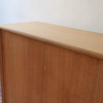 Enfilade scandinave vintage en chêne clair, porte coulissante à poignée gorge, étagères ouvertes à hauteur modulable, petits pieds ronds, faible profondeur 33 cm