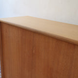 Enfilade scandinave vintage en chêne clair, porte coulissante à poignée gorge, étagères ouvertes à hauteur modulable, petits pieds ronds, faible profondeur 33 cm
