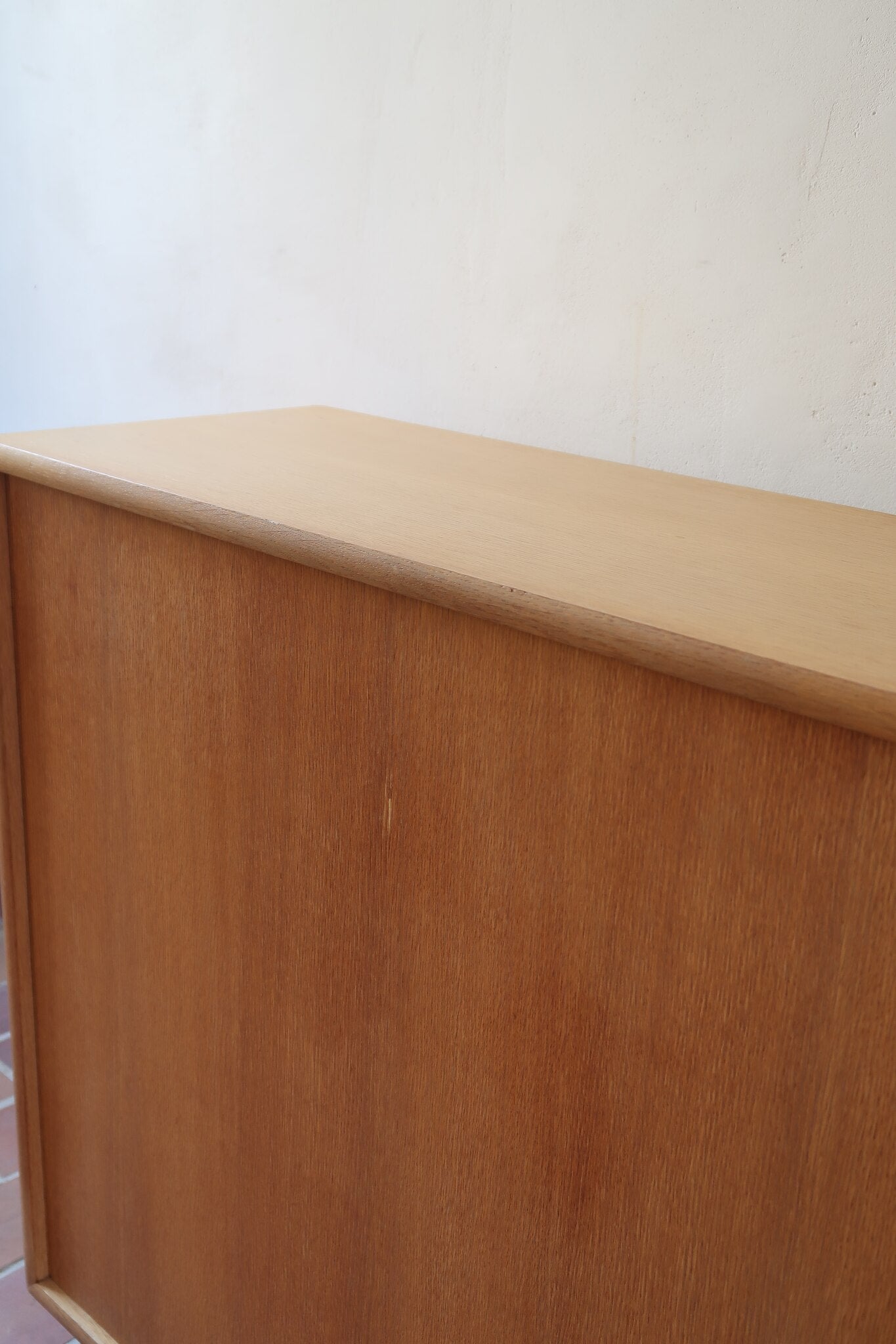 Enfilade scandinave vintage en chêne clair, porte coulissante à poignée gorge, étagères ouvertes à hauteur modulable, petits pieds ronds, faible profondeur 33 cm